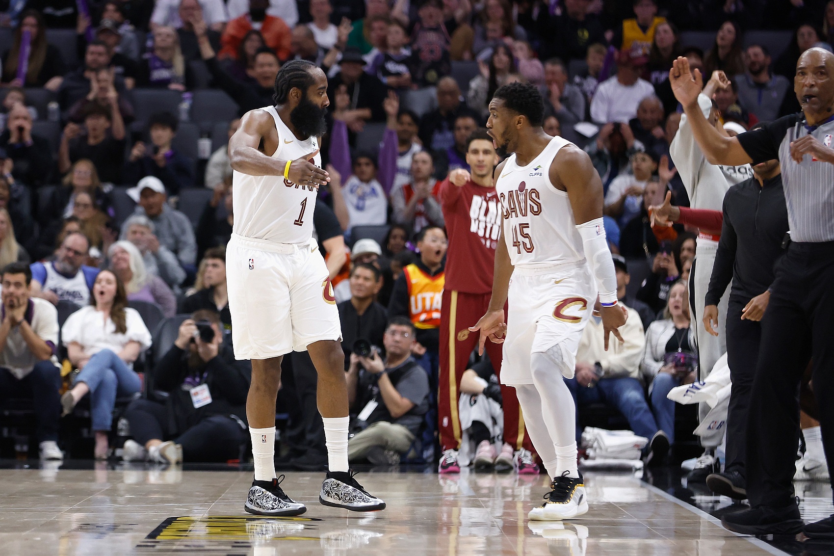 网站入口-米切尔：哈登提升队友的能力让我解脱 我可以蹲底角&amp;让他掌控比赛